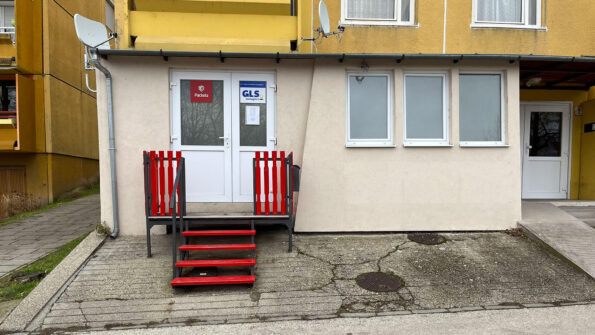 KBOX csomagpont Esztergom utcafronti része (2500 Esztergom, Bánomi lakótelep 3.)